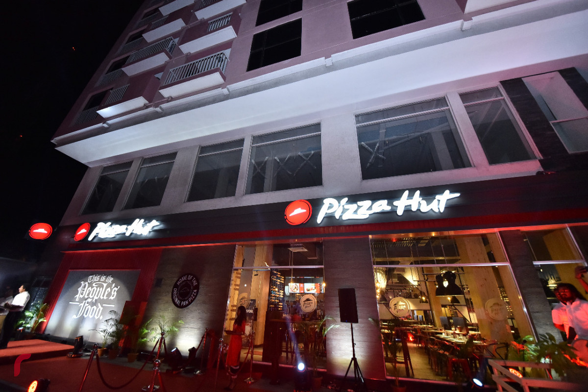 މާރޗް 28، 2018: ޕިއްޒާ ހަޓްގެ އައުޓްލެޓްއެއް މާލޭގައި ހުޅުވުމުގެ ރަސްމިއްޔާތުގެ ތެރެއިން