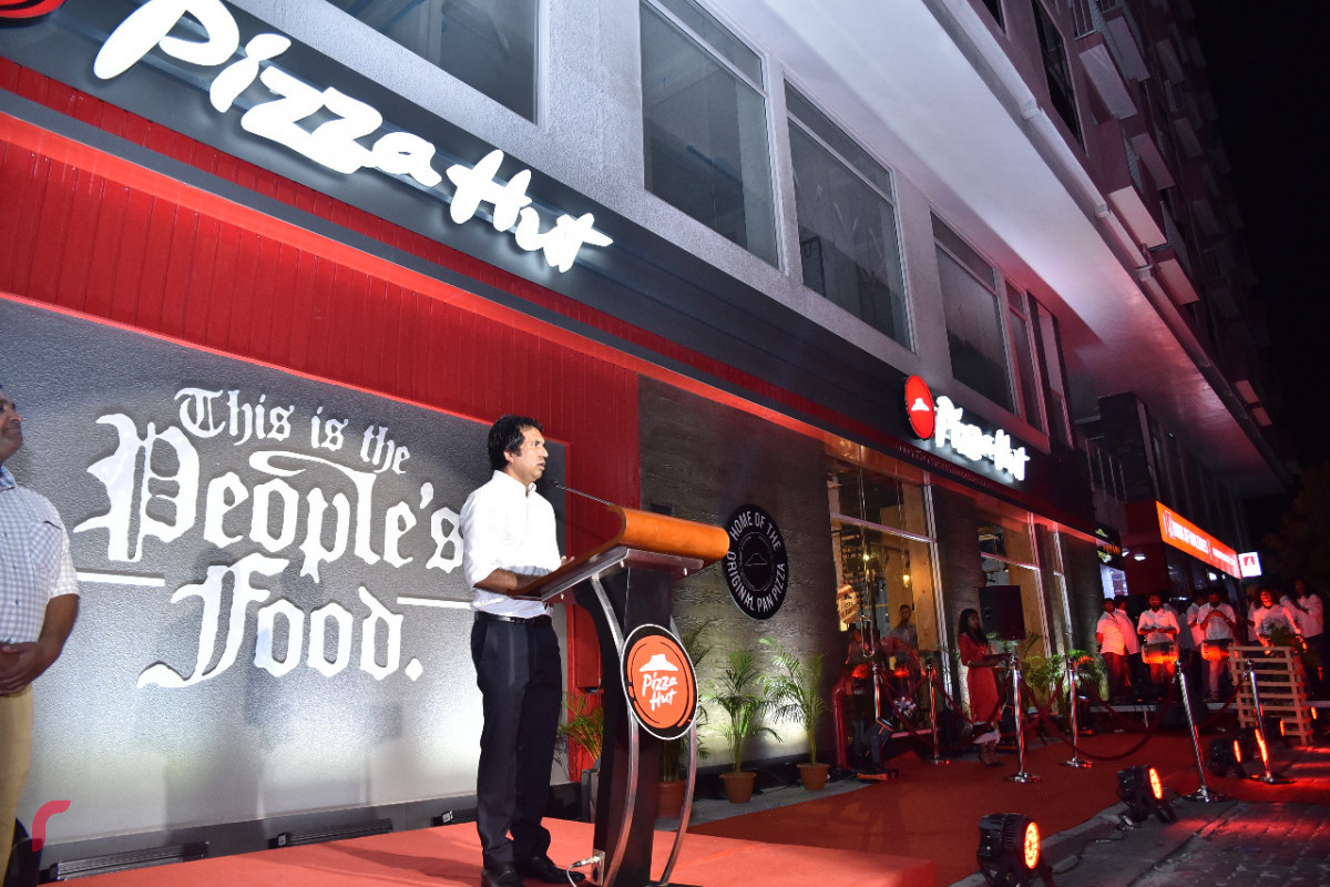 މާރޗް 28، 2018:  ޕިއްޒާ ހަޓްގެ އައުޓްލެޓްއެއް މާލޭގައި ހުޅުވުމުގެ ރަސްމިއްޔާތުގެ ތެރެއިން