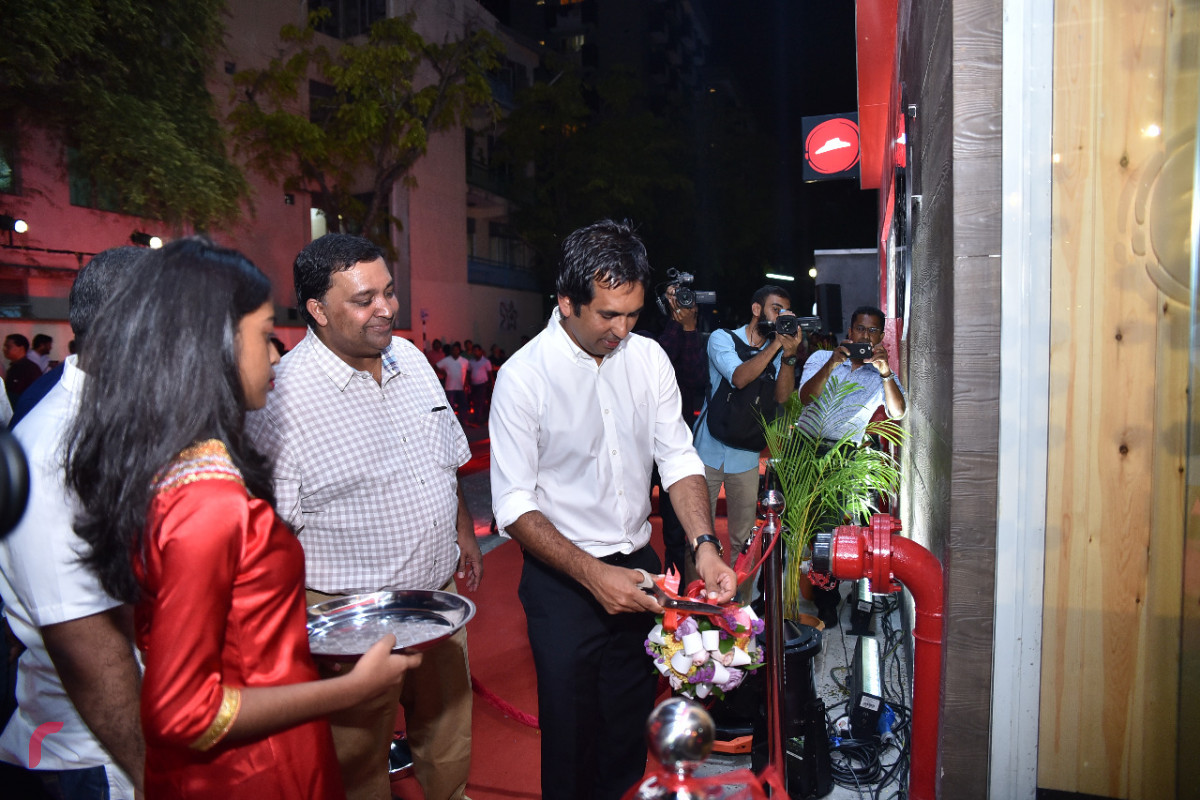 މާރޗް 28، 2018: ޕިއްޒާ ހަޓްގެ އައުޓްލެޓެއް މާލޭގައި ހުޅުވުމުގެ ރަސްމިއްޔާތުގައި އިކޮނޮމިކް މިނިސްޓަރު ސައީދު ބައިވެރިވެ ވަޑައިގަންނަވަނީ