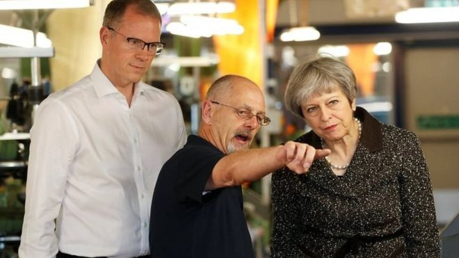 ްއިނގިރޭސި ބޮޑުވަޒީރު ތެރީސާ މޭ (ކ) ސްކޮޓްލެންޑްގެ ފެކްޓްރީއަކަށް ޒިޔާރަތްކުރައްވަނީ