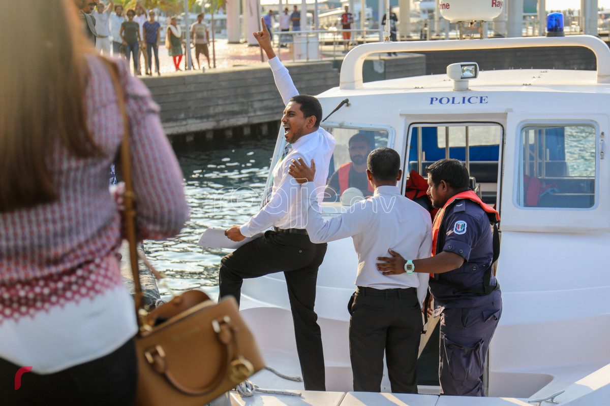 މާރޗް 30، 2018: ބަންދުގެ މުއްދަތު އިތުރުކުރުމަށް ފަހު މަހްލޫފު އަނބުރާ ދޫނިދޫ އަށް ގެންދަން ލޯންޗަށް އަރުވަނީ-- ފޮޓޯ: މުހައްމަދު ޝަރުހާން / ރާއްޖެ އެމްވީ