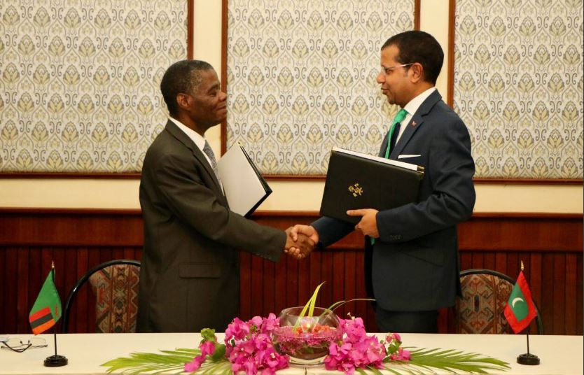 ރާއްޖެ ވަޑައިގެންނެވި ޒެމްބިއާގެ ސަފީރާއިއެކު ރާއްޖޭގެ ސަފީރު (ކ) އަލީ ނަސީރު. ދެޤައުމުން ވަނީ ޑިޕްލޮމެޓިކް ގުޅުން ޤާއިމްކޮށްފައި.