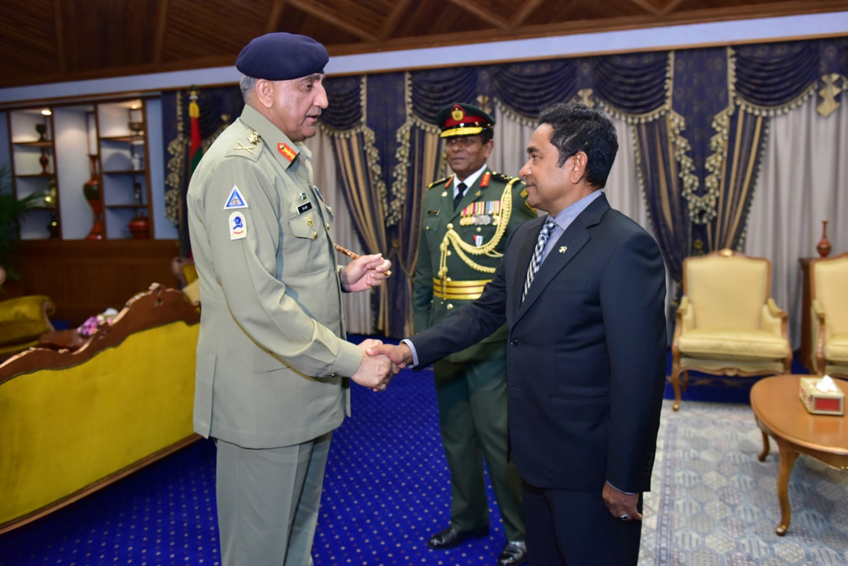 ޕާކިސްތާންގެ ޗީފް އޮފް އަރމީ ސްޓާފް ޖެނެރަލް ޤަމަރު ޖާވިދު ބަޖްވާ، ރައީސް ޢަބްދުﷲ ޔާމީނާ ބައްދަލު ކުރެއްވުން