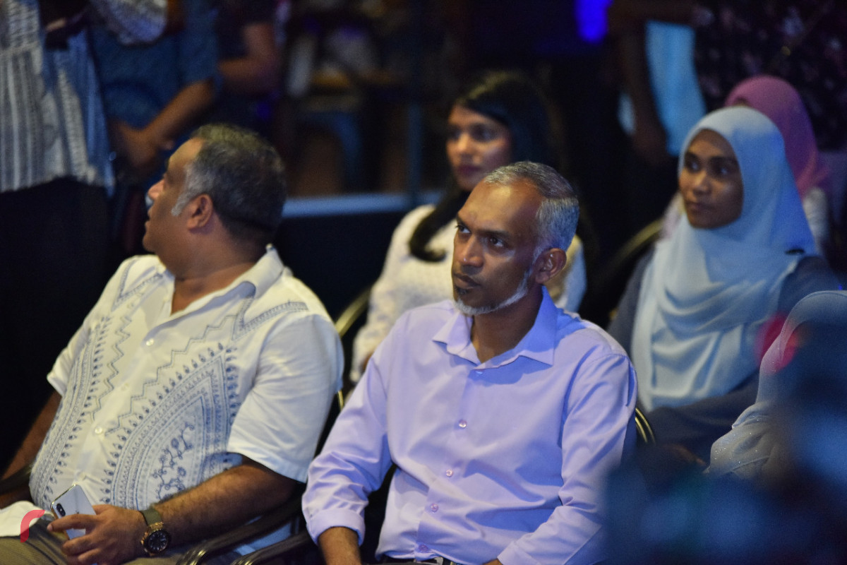 އޭޕްރިލް 3، 2018: އޮސްޓްރޭލިއާގެ މަޝްހޫރި ފްރޭންޗައިޒް "ގްލޯރިއާ ޖީންސް ކޮފީ" ހުޅުވުމަށް ރަސްފަންނު ޕެވިލިއަންގައި ބޭއްވި ރަސްމިއްޔާތުގައި ހައުސިންގް މިނިސްޓަރު މުއިއްޒު ބައިވެރިވެ ވަޑައިގަންނަވަނީ.-- ފޮޓޯ: މުހައްމަދު ޝަރުހާން