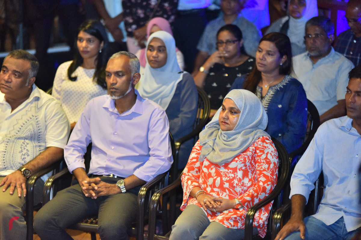 އޭޕްރިލް 3، 2018: އޮސްޓްރޭލިއާގެ މަޝްހޫރި ފްރޭންޗައިޒް "ގްލޯރިއާ ޖީންސް ކޮފީސް" ހުޅުވުމަށް ރަސްފަންނު ޕެވިލިއަންގައި ބޭއްވި ރަސްމިއްޔާތުގައި މެޑަމް ފާތުން ބައިވެރިވެ ވަޑައިގަންނަވަނީ -- ފޮޓޯ: މުހައްމަދު ޝަރުހާން