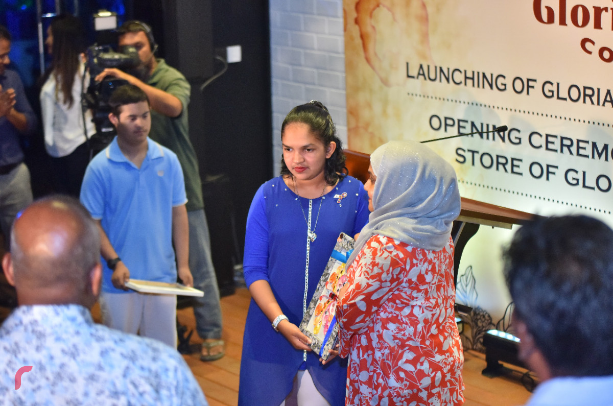 އޭޕްރިލް 3، 2018: އޮސްޓްރޭލިއާގެ މަޝްހޫރި ފްރޭންޗައިޒް "ގްލޯރިއާ ޖީންސް ކޮފީސް" ހުޅުވުމަށް ރަސްފަންނު ޕެވިލިއަންގައި ބޭއްވި ރަސްމިއްޔާތުގެ ތެރެއިން-- ފޮޓޯ: މުހައްމަދު ޝަރުހާން