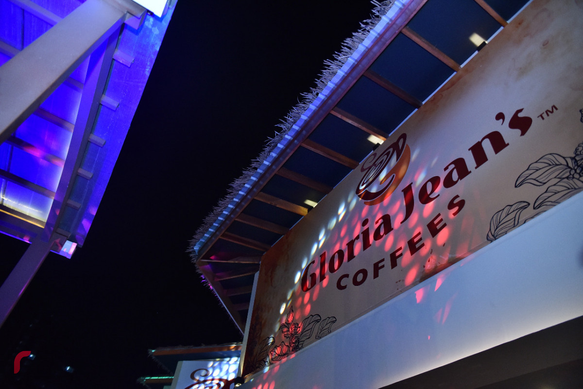 އޭޕްރިލް 3، 2018: އޮސްޓްރޭލިއާގެ މަޝްހޫރި ފްރޭންޗައިޒް "ގްލޯރިއާ ޖީންސް ކޮފީސް" ހުޅުވުމަށް ރަސްފަންނު ޕެވިލިއަންގައި ބޭއްވި ރަސްމިއްޔާތުގެ ތެރެއިން-- ފޮޓޯ: މުހައްމަދު ޝަރުހާން