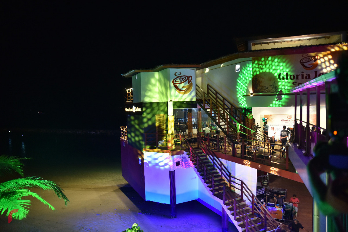 އޭޕްރިލް 3، 2018: އޮސްޓްރޭލިއާގެ މަޝްހޫރު ފްރޭންޗައިޒް "ގްލޯރިއާ ޖީންސް ކޮފީސް" ހުޅުވުމަށް ރަސްފަންނު ޕެވިލިއަންގައި ބޭއްވި ރަސްމިއްޔާތުގެ ތެރެއިން-- ފޮޓޯ: މުހައްމަދު ޝަރުހާން