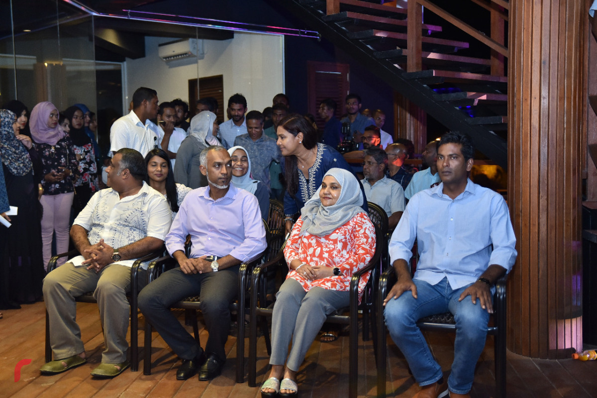 އޭޕްރިލް 3، 2018: އޮސްޓްރޭލިއާގެ މަޝްހޫރި ފްރޭންޗައިޒް "ގްލޯރިއާ ޖީންސް ކޮފީސް" ހުޅުވުމަށް ރަސްފަންނު ޕެވިލިއަންގައި ބޭއްވި ރަސްމިއްޔާތުގައި މެޑަމް ފާތުން ބައިވެރިވެ ވަޑައިގަންނަވަނީ-- ފޮޓޯ: މުހައްމަދު ޝަރުހާން