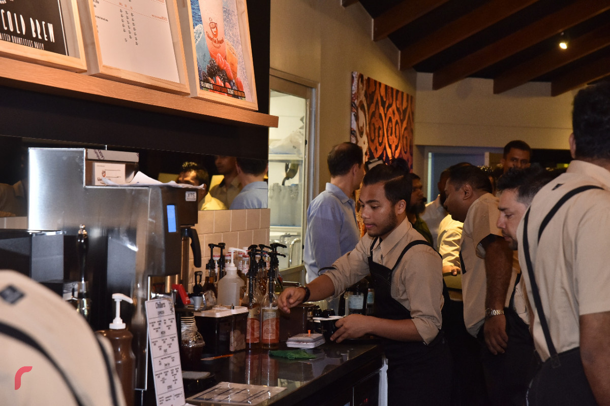 އޭޕްރިލް 3، 2018: އޮސްޓްރޭލިއާގެ މަޝްހޫރު ފްރޭންޗައިޒް "ގްލޯރިއާ ޖީންސް ކޮފީސް" ހުޅުވުމަށް ރަސްފަންނު ޕެވިލިއަންގައި ބޭއްވި ރަސްމިއްޔާތުގެ ތެރެއިން-- ފޮޓޯ: މުހައްމަދު ޝަރުހާން