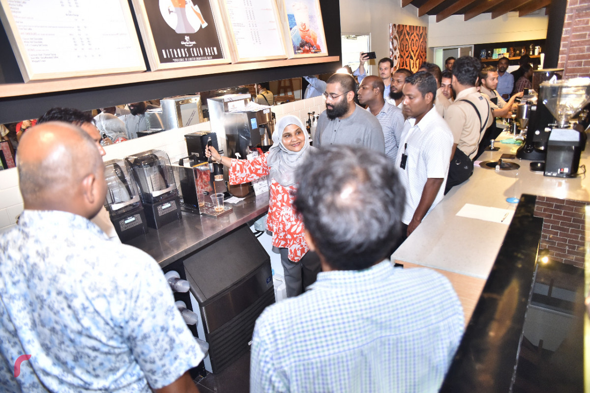 އޭޕްރިލް 3، 2018: އޮސްޓްރޭލިއާގެ މަޝްހޫރު ފްރޭންޗައިޒް "ގްލޯރިއާ ޖީންސް ކޮފީސް" ހުޅުވުމަށް ރަސްފަންނު ޕެވިލިއަންގައި ބޭއްވި ރަސްމިއްޔާތުގައި ރައީސް ޔާމީންގެ އަނބިކަނބަލުން މެޑަމް ފާތުން ބައިވެރިވެ ވަޑައިގަންނަވަނީ-- ފޮޓޯ: މުހައްމަދު ޝަރުހާން