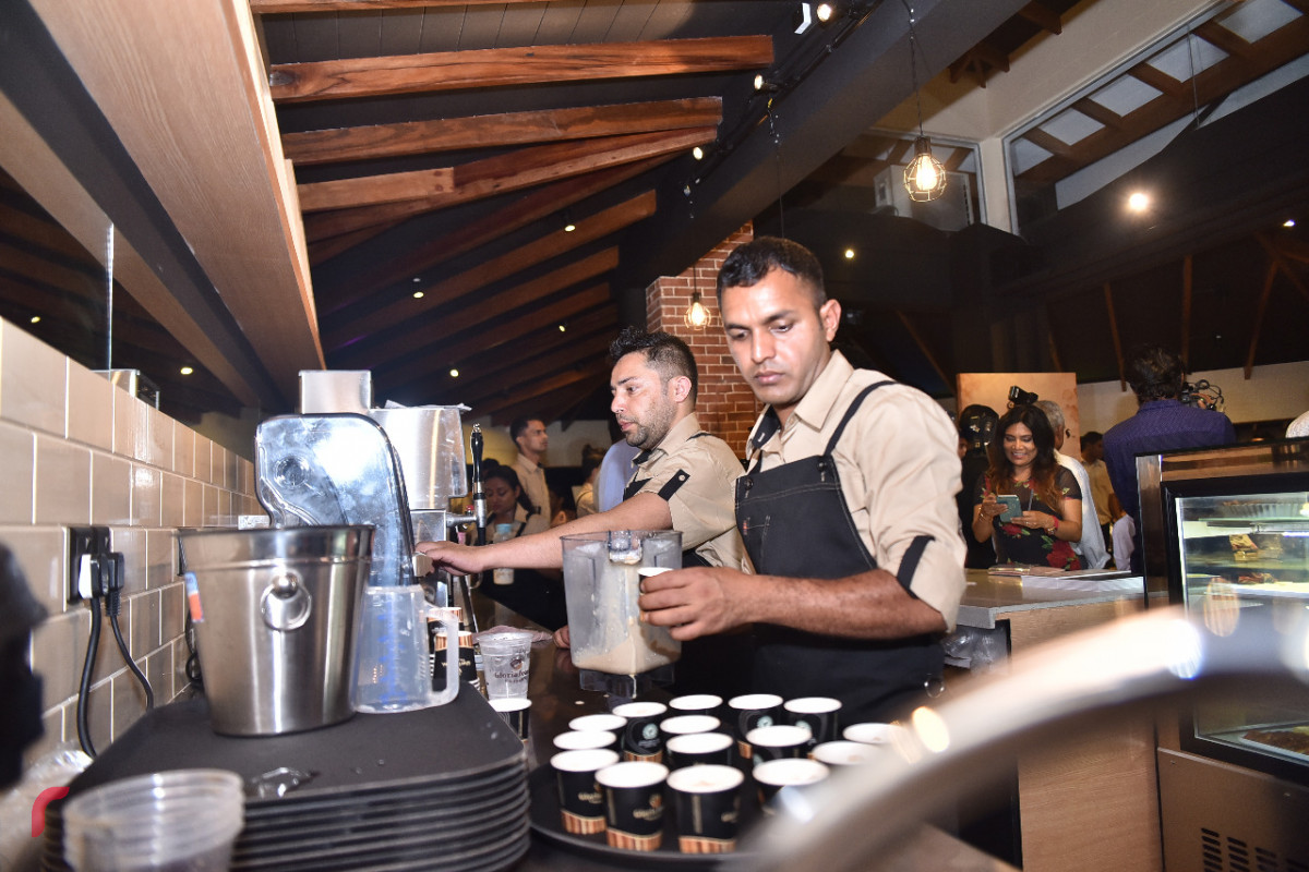 އޭޕްރިލް 3، 2018: އޮސްޓްރޭލިއާގެ މަޝްހޫރު ފްރޭންޗައިޒް "ގްލޯރިއާ ޖީންސް ކޮފީސް" ހުޅުވުމަށް ރަސްފަންނު ޕެވިލިއަންގައި ބޭއްވި ރަސްމިއްޔާތުގެ ތެރެއިން-- ފޮޓޯ: މުހައްމަދު ޝަރުހާން