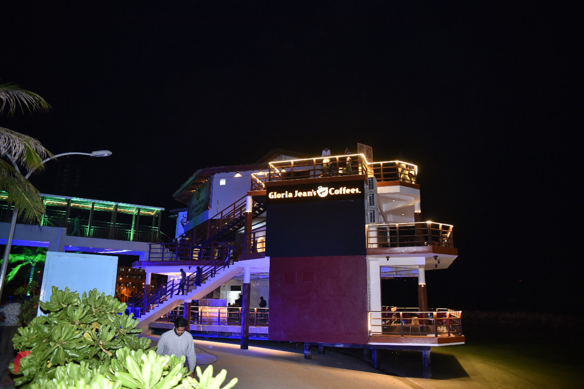 އޭޕްރިލް 3، 2018: އޮސްޓްރޭލިއާގެ މަޝްހޫރު ފްރޭންޗައިޒް "ގްލޯރިއާ ޖީންސް ކޮފީސް" ހުޅުވުމަށް ރަސްފަންނު ޕެވިލިއަންގައި ބޭއްވި ރަސްމިއްޔާތުގެ ތެރެއިން-- ފޮޓޯ: މުހައްމަދު ޝަރުހާން