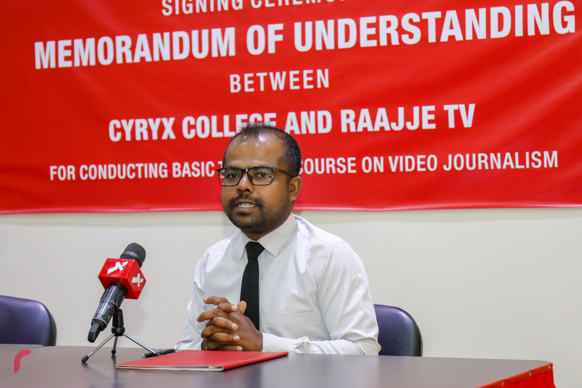 އޭޕްރިލް 3، 2018: ސައިރިކްސް ކޮލެޖް އާއި ރާއްޖެ ޓީވީ ގުޅިގެން ނޫސްވެރިން ތަމްރީނުކުރުމަށް އެމްއޯޔޫގައި ސޮއި ކުރުމަށް ބޭއްވި ރަސްމިއްޔާތަށްފަހު ރާއްޖެ ޓީވީގެ  ހުސައިން ފިޔާޒް މޫސާ ވާހަކަ ދައްކަވަނީ -- ފޮޓޯ: މުހައްމަދު ޝަރުހާން