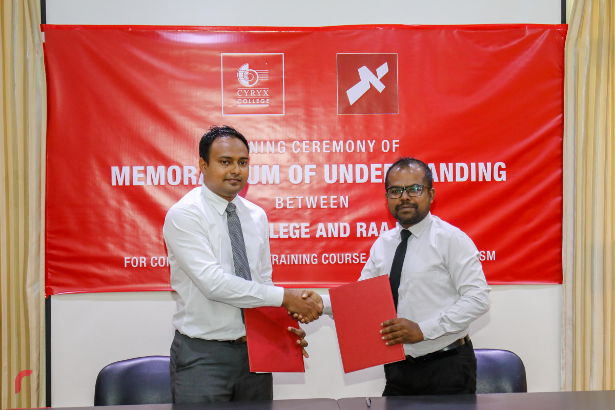 އޭޕްރިލް 3، 2018: ސައިރިކްސް ކޮލެޖް އާއި ރާއްޖެ ޓީވީ ގުޅިގެން ނޫސްވެރިން ތަމްރީނުކުރުމަށް އެމްއޯޔޫގައި ސޮއިކުރެއްވުމަށް ފަހު ރާއްޖެ ޓީވީގެ ޗީފް އޮޕަރޭޓިން އޮފިސަރު ހުސައިން ފިޔާޒު މޫސާ އާއި ސައިރިކްސްގެ ޑީން އޮފް ސްޓޫޑެންޓްސް އަނިލް އާދަމް ސަލާމްކުރައްވަނީ-- ފޮޓޯ: މުހައްމަދު ޝަރުހާން