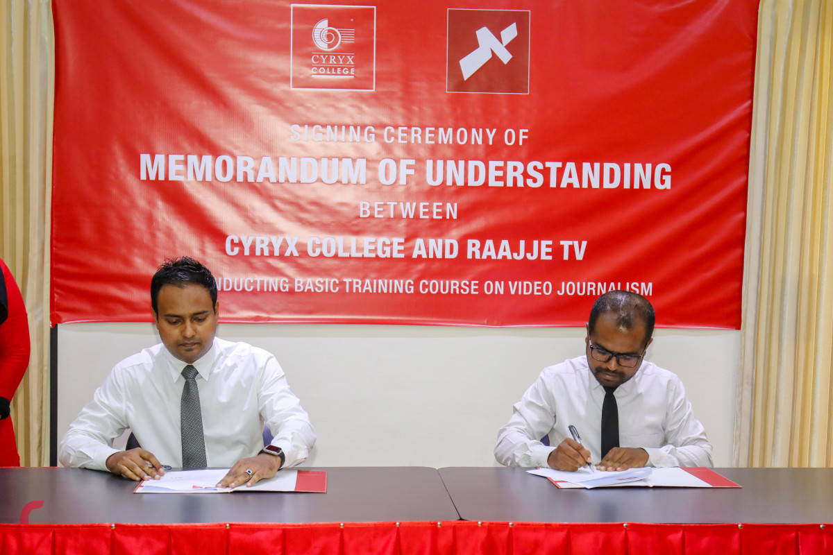 އޭޕްރިލް 3، 2018: ސައިރިކްސް ކޮލެޖް އާއި ރާއްޖެ ޓީވީ ގުޅިގެން ނޫސްވެރިން ތަމްރީނުކުރުމުމުގެ އެއްބަސްވުމުގައި ރާއްޖެ ޓީވީގެ ޗީފް އޮޕަރޭޓިން އޮފިސަރު ހުސައިން ފިޔާޒު މޫސާ އާއި ސައިރިކްސްގެ ޑީން އޮފް ސްޓޫޑެންޓްސް އަނިލް އާދަމް ސޮއިކުރައްވަނީ-- ފޮޓޯ: މުހައްމަދު ޝަރުހާން