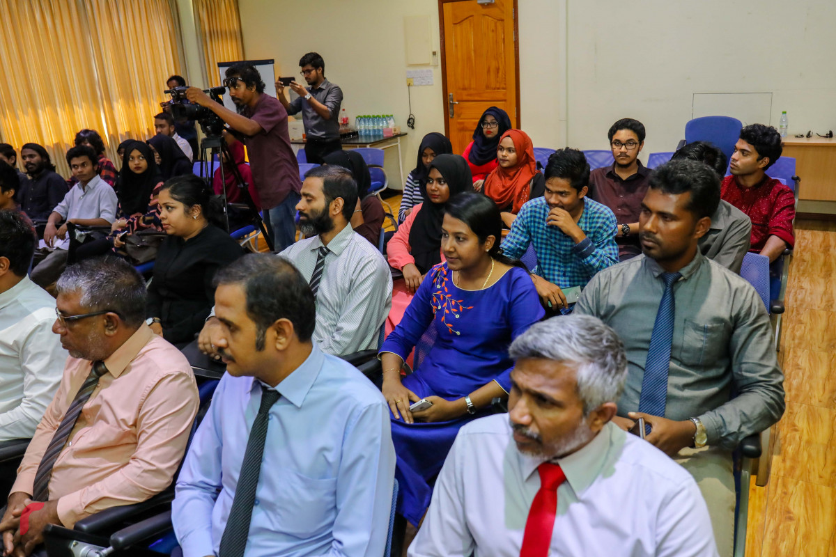 އޭޕްރިލް 3، 2018: ސައިރިކްސް ކޮލެޖް އާއި ރާއްޖެ ޓީވީ ގުޅިގެން ނޫސްވެރިން ތަމްރީނުކުރުމަށް އެމްއޯޔޫގައި ސޮއި ކުރުމަށް ބޭއްވި ރަސްމިއްޔާތުގެ ތެރެއިން-- ފޮޓޯ: މުހައްމަދު ޝަރުހާން