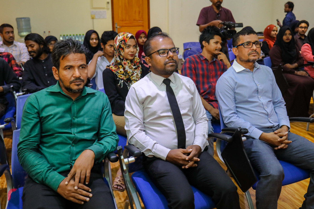 އޭޕްރިލް 3، 2018: ސައިރިކްސް ކޮލެޖް އާއި ރާއްޖެ ޓީވީ ގުޅިގެން ނޫސްވެރިން ތަމްރީނުކުރުމަށް އެމްއޯޔޫގައި ސޮއި ކުރުމަށް ބޭއްވި ރަސްމިއްޔާތުގައި ރާއްޖެ ޓީވީގެ ސީއޯއޯ ހުސައިން ފިޔާޒް މުސާ ބައިވެރިވެ ވަޑައިގަންނަވަނީ -- ފޮޓޯ: މުހައްމަދު ޝަރުހާން