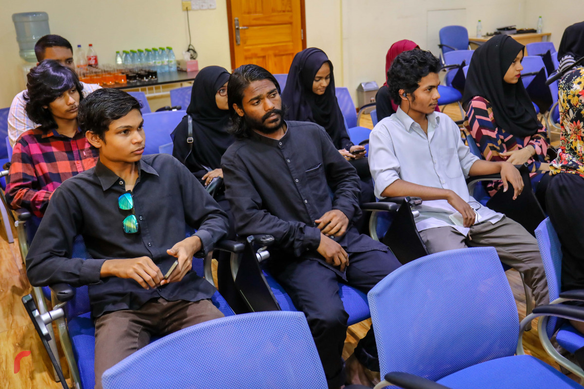 އޭޕްރިލް 3، 2018: ސައިރިކްސް ކޮލެޖް އާއި ރާއްޖެ ޓީވީ ގުޅިގެން ނޫސްވެރިން ތަމްރީނުކުރުމަށް އެމްއޯޔޫގައި ސޮއި ކުރުމަށް ބޭއްވި ރަސްމިއްޔާތުގެ ތެރެއިން-- ފޮޓޯ: މުހައްމަދު ޝަރުހާން