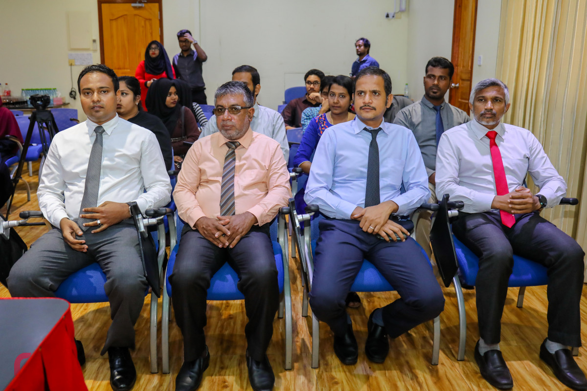 އޭޕްރިލް 3، 2018: ސައިރިކްސް ކޮލެޖް އާއި ރާއްޖެ ޓީވީ ގުޅިގެން ނޫސްވެރިން ތަމްރީނުކުރުމަށް އެމްއޯޔޫގައި ސޮއި ކުރުމަށް ބޭއްވި ރަސްމިއްޔާތުގައި ސައިރިކްސް ކޮލެޖްގެ އިސްވެރިން-- ފޮޓޯ: މުހައްމަދު ޝަރުހާން