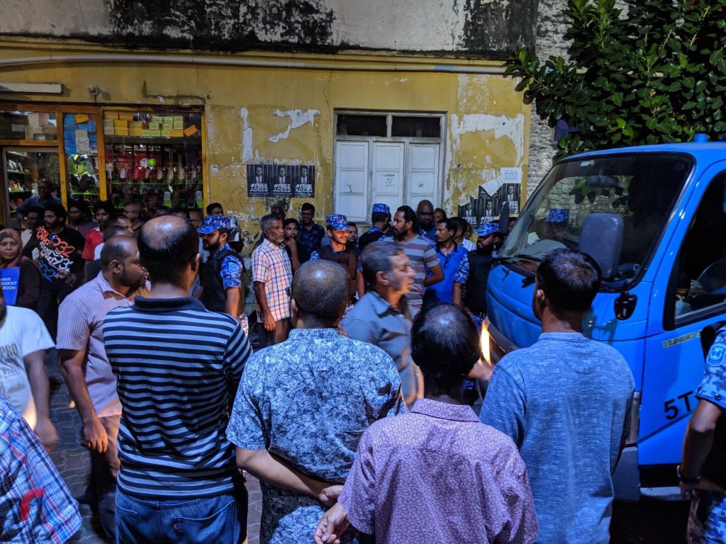 އޭޕްރިލް 4، 2018: ގުޅިފައިވާ ސިޔާސީ ޕާޓީތަކުން ކުނޫޒު ސަރަހައްދުގައި ބޭއްވި އެއްވުން ރޫޅާލަން ފުލުހުން މަސައްކަތް ކުރަނި