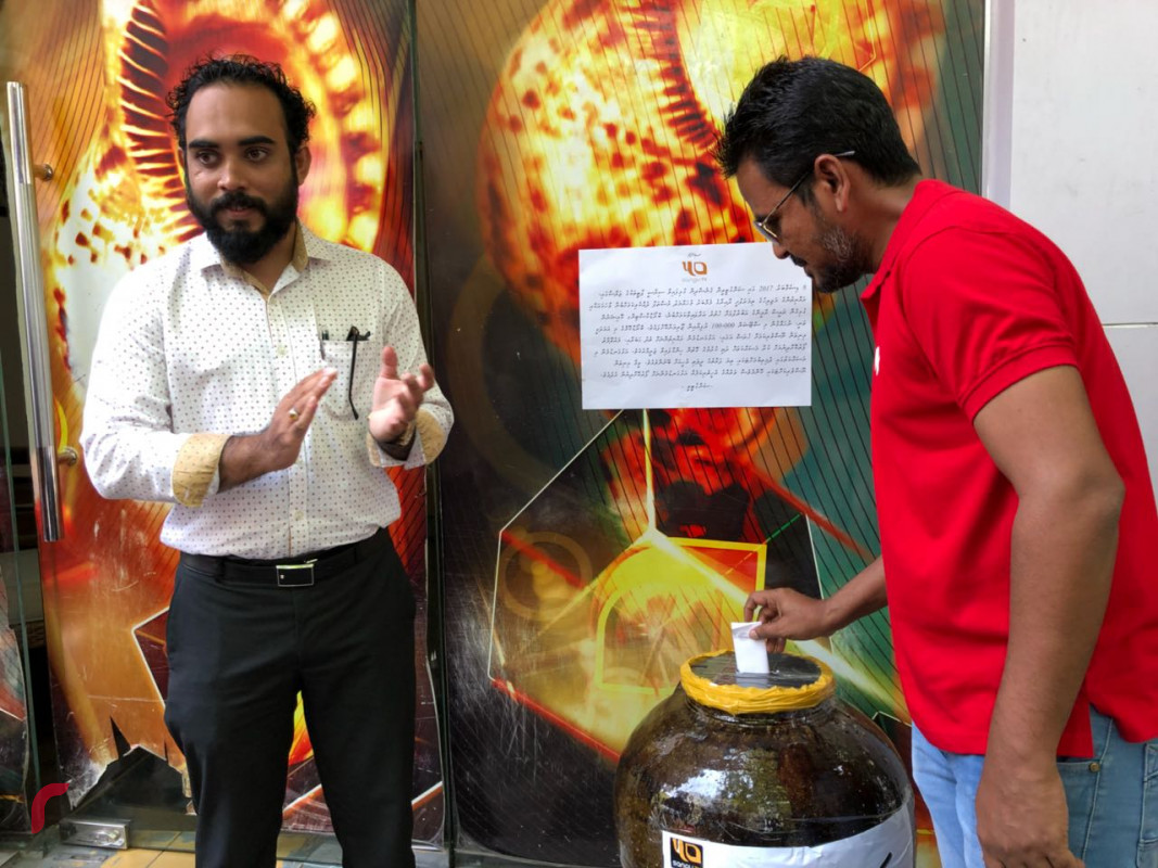 އޭޕްރިލް 5، 2018: އަބުރު ރައްކާތެރި ކުރުމުގެ ގާނޫނުގެ ދަށުން ސަންގު ޓީވީ ޖޫރިމަނާ ކުރުމާ ގުޅިގެން ރާއްޖެ ޓީވީއިން ސަންގު ޓީވީއަށް އެހީވުމަށް ކުރިއަށްގެނދިޔަ ރަސްމިއްޔާތުގައި ރާއްޖެ ޓިވީގެ ފަރާތުން ފައިސާ ހަދިޔާ ކުރަނީ-- ފޮޓޯ: މުހައްމަދު ޝަރުހާން / ރާއްޖެއެމްވީ