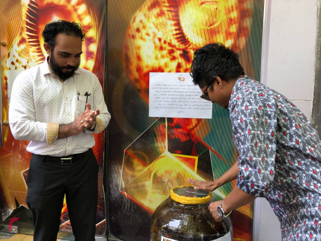 އޭޕްރިލް 5، 2018: އަބުރު ރައްކާތެރި ކުރުމުގެ ގާނޫނުގެ ދަށުން ސަންގު ޓީވީ ޖޫރިމަނާ ކުރުމާ ގުޅިގެން ރާއްޖެ ޓީވީއިން ސަންގު ޓީވީއަށް އެހީވުމަށް ކުރިއަށްގެނދިޔަ ރަސްމިއްޔާތުގައި ރާއްޖެ ޓިވީގެ ފަރާތުން ފައިސާ ހަދިޔާ ކުރަނީ-- ފޮޓޯ: މުހައްމަދު ޝަރުހާން / ރާއްޖެއެމްވީ