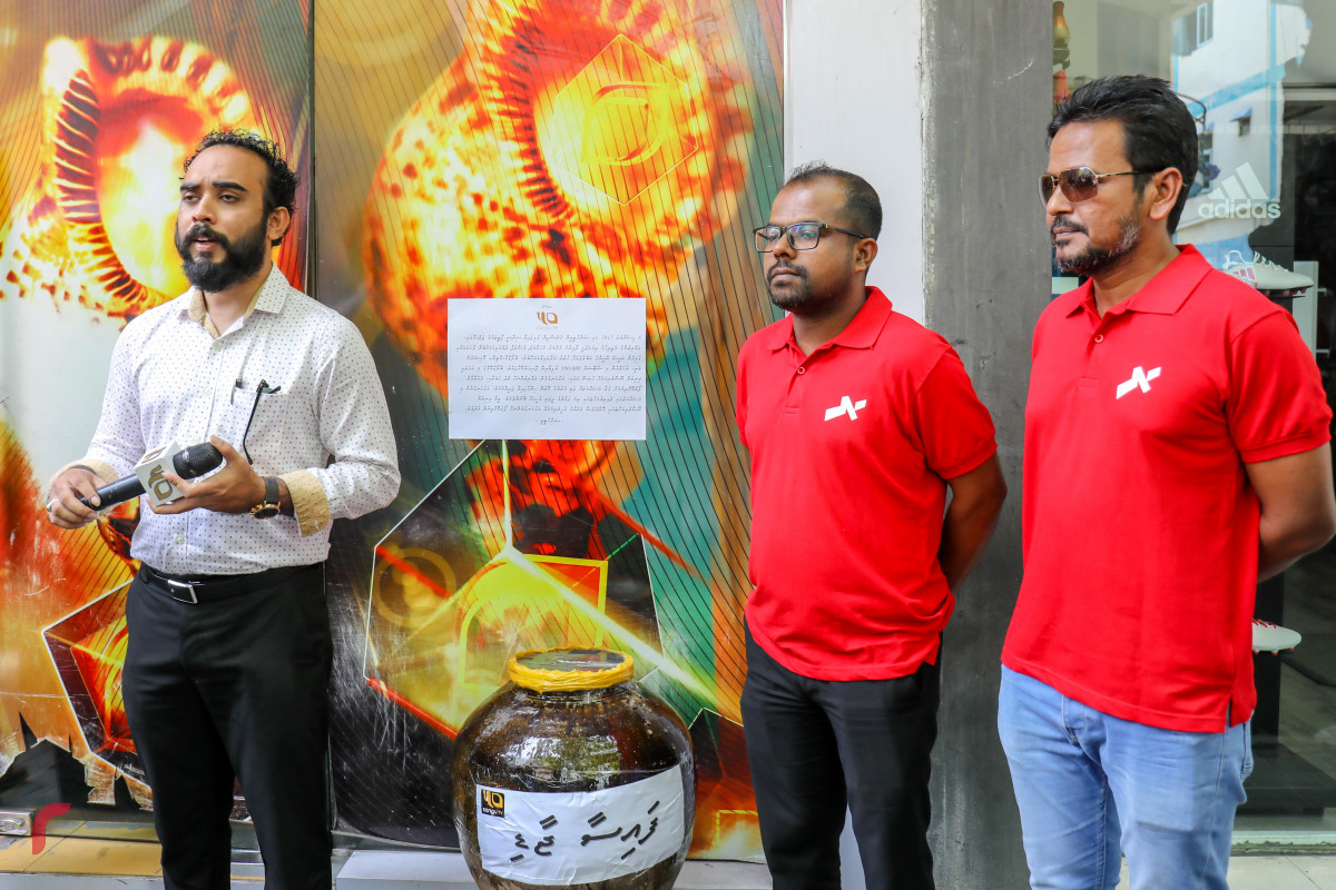 އޭޕްރިލް 5، 2018: އަބުރު ރައްކާތެރި ކުރުމުގެ ގާނޫނުގެ ދަށުން ސަންގު ޓީވީ ޖޫރިމަނާ ކުރުމާ ގުޅިގެން ރާއްޖެ ޓީވީއިން ސަންގު ޓީވީއަށް އެހީވުމަށް ކުރިއަށްގެނދިޔަ ރަސްމިއްޔާތުގެ ތެރެއިން-- ފޮޓޯ: މުހައްމަދު ޝަރުހާން / ރާއްޖެއެމްވީ