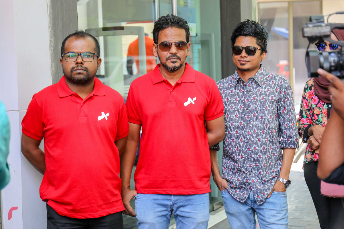 އޭޕްރިލް 5، 2018: އަބުރު ރައްކާތެރި ކުރުމުގެ ގާނޫނުގެ ދަށުން ސަންގު ޓީވީ ޖޫރިމަނާ ކުރުމާ ގުޅިގެން ރާއްޖެ ޓީވީއިން ސަންގު ޓީވީއަށް އެހީވުމަށް ކުރިއަށްގެނދިޔަ ރަސްމިއްޔާތުގައި ރާއްޖެޓީވީގެ އިސްވެރިން ބައިވެރިވެ ވަޑައިގަންނަވަނީ -- ފޮޓޯ: މުހައްމަދު ޝަރުހާން / ރާއްޖެއެމްވީ