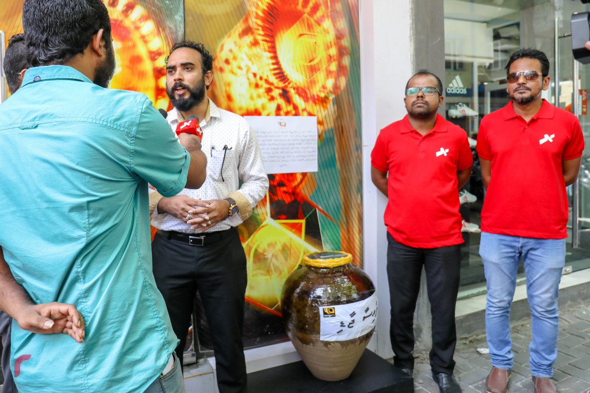 އޭޕްރިލް 5، 2018: އަބުރު ރައްކާތެރި ކުރުމުގެ ގާނޫނުގެ ދަށުން ސަންގު ޓީވީ ޖޫރިމަނާ ކުރުމާ ގުޅިގެން ރާއްޖެ ޓީވީއިން ސަންގު ޓީވީއަށް އެހީވުމަށް ކުރިއަށްގެނދިޔަ ރަސްމިއްޔާތުގެ ތެރެއިން-- ފޮޓޯ: މުހައްމަދު ޝަރުހާން / ރާއްޖެއެމްވީ