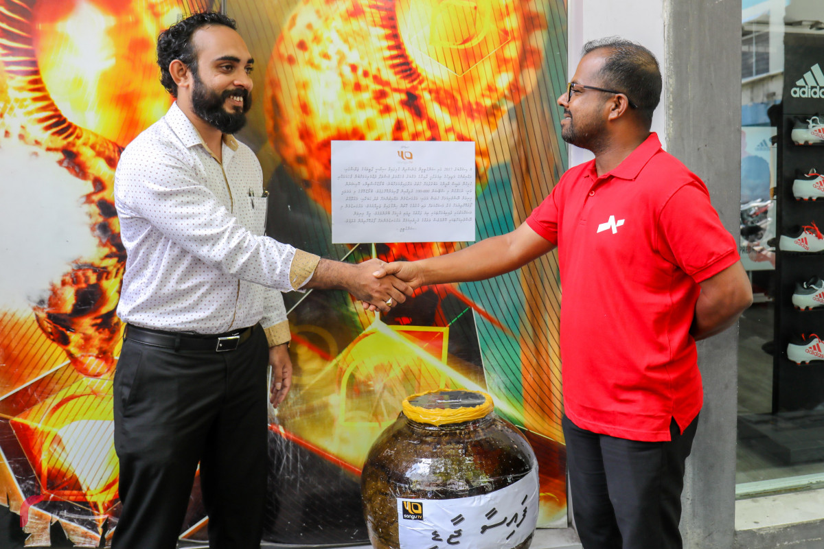 އޭޕްރިލް 5، 2018: އަބުރު ރައްކާތެރި ކުރުމުގެ ގާނޫނުގެ ދަށުން ސަންގު ޓީވީ ޖޫރިމަނާ ކުރުމާ ގުޅިގެން ރާއްޖެ ޓީވީއިން ސަންގު ޓީވީއަށް އެހީވުމަށް ކުރިއަށްގެނދިޔަ ރަސްމިއްޔާތުގެ ތެރެއިން -- ފޮޓޯ: މުހައްމަދު ޝަރުހާން / ރާއްޖެއެމްވީ