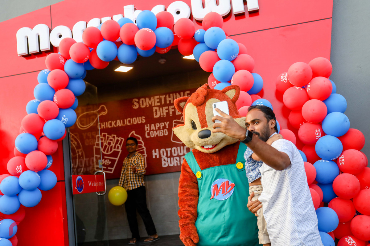 އޭޕްރިލް 6، 2018: މެލޭޝިއާގެ މަޝްހޫރު ފާސްޓްފުޑް ޗެއިން، މެރީ ބްރައުން ރާއްޖޭގައި ހިންގާތާ ހަތް އަހަރު ފުރުމާއި ގުޅިގެން ބޭއްވި އެޕްރިސިއޭޝަން ޑޭގެ ތެރެއިން، މި ހަރަކާތުގައި މެރީ ބްރައުންއިން ވަނީ އައު ވައްތަރެއްގެ ކޮފީއެއް ތައާރަފްކޮށްފައި-- ފޮޓޯ: މުހައްމަދު ޝަރުހާން