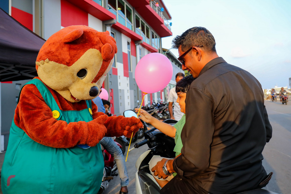 އޭޕްރިލް 6، 2018: މެލޭޝިއާގެ މަޝްހޫރު ފާސްޓްފުޑް ޗެއިން، މެރީ ބްރައުން ރާއްޖޭގައި ހިންގާތާ ހަތް އަހަރު ފުރުމާއި ގުޅިގެން ބޭއްވި އެޕްރިސިއޭޝަން ޑޭގެ ތެރެއިން، -- ފޮޓޯ: މުހައްމަދު ޝަރުހާން