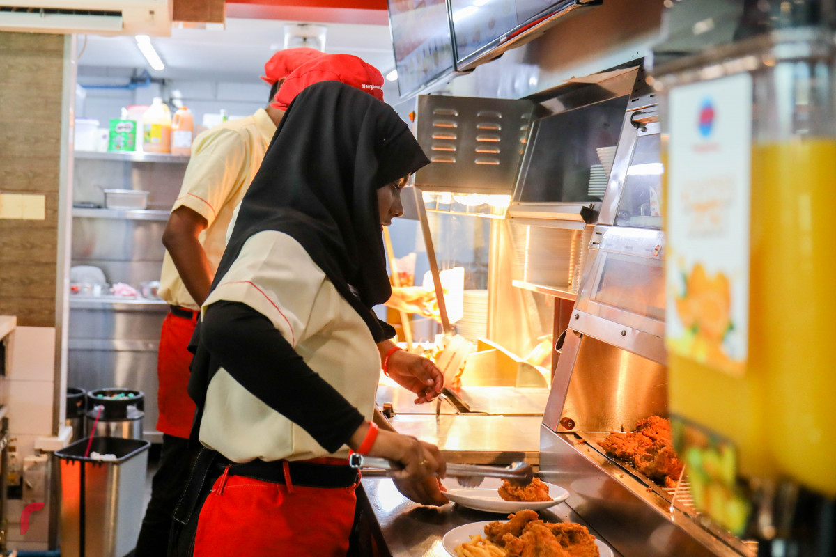 އޭޕްރިލް 6، 2018: މެލޭޝިއާގެ މަޝްހޫރު ފާސްޓްފުޑް ޗެއިން، މެރީ ބްރައުން ރާއްޖޭގައި ހިންގާތާ ހަތް އަހަރު ފުރުމާއި ގުޅިގެން ބޭއްވި އެޕްރިސިއޭޝަން ޑޭގެ ތެރެއިން، -- ފޮޓޯ: މުހައްމަދު ޝަރުހާން