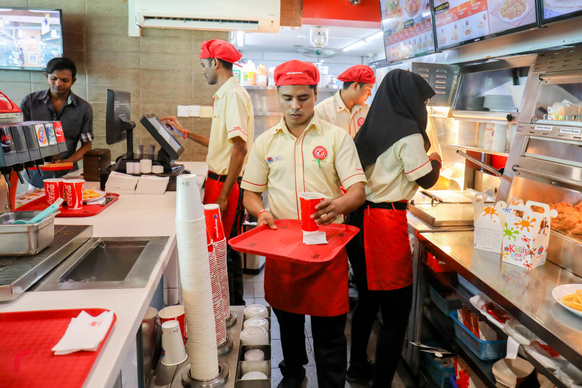 އޭޕްރިލް 6، 2018: މެލޭޝިއާގެ މަޝްހޫރު ފާސްޓްފުޑް ޗެއިން، މެރީ ބްރައުން ރާއްޖޭގައި ހިންގާތާ ހަތް އަހަރު ފުރުމާއި ގުޅިގެން ބޭއްވި އެޕްރިސިއޭޝަން ޑޭގެ ތެރެއިން، -- ފޮޓޯ: މުހައްމަދު ޝަރުހާން