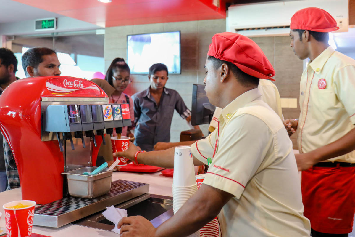 އޭޕްރިލް 6، 2018: މެލޭޝިއާގެ މަޝްހޫރު ފާސްޓްފުޑް ޗެއިން، މެރީ ބްރައުން ރާއްޖޭގައި ހިންގާތާ ހަތް އަހަރު ފުރުމާއި ގުޅިގެން ބޭއްވި އެޕްރިސިއޭޝަން ޑޭގެ ތެރެއިން، -- ފޮޓޯ: މުހައްމަދު ޝަރުހާން