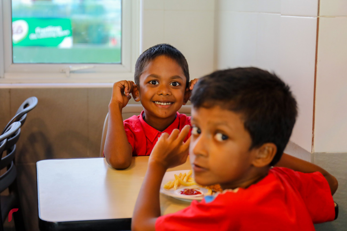 އޭޕްރިލް 6، 2018: މެލޭޝިއާގެ މަޝްހޫރު ފާސްޓްފުޑް ޗެއިން، މެރީ ބްރައުން ރާއްޖޭގައި ހިންގާތާ ހަތް އަހަރު ފުރުމާއި ގުޅިގެން ބޭއްވި އެޕްރިސިއޭޝަން ޑޭގެ ތެރެއިން، -- ފޮޓޯ: މުހައްމަދު ޝަރުހާން