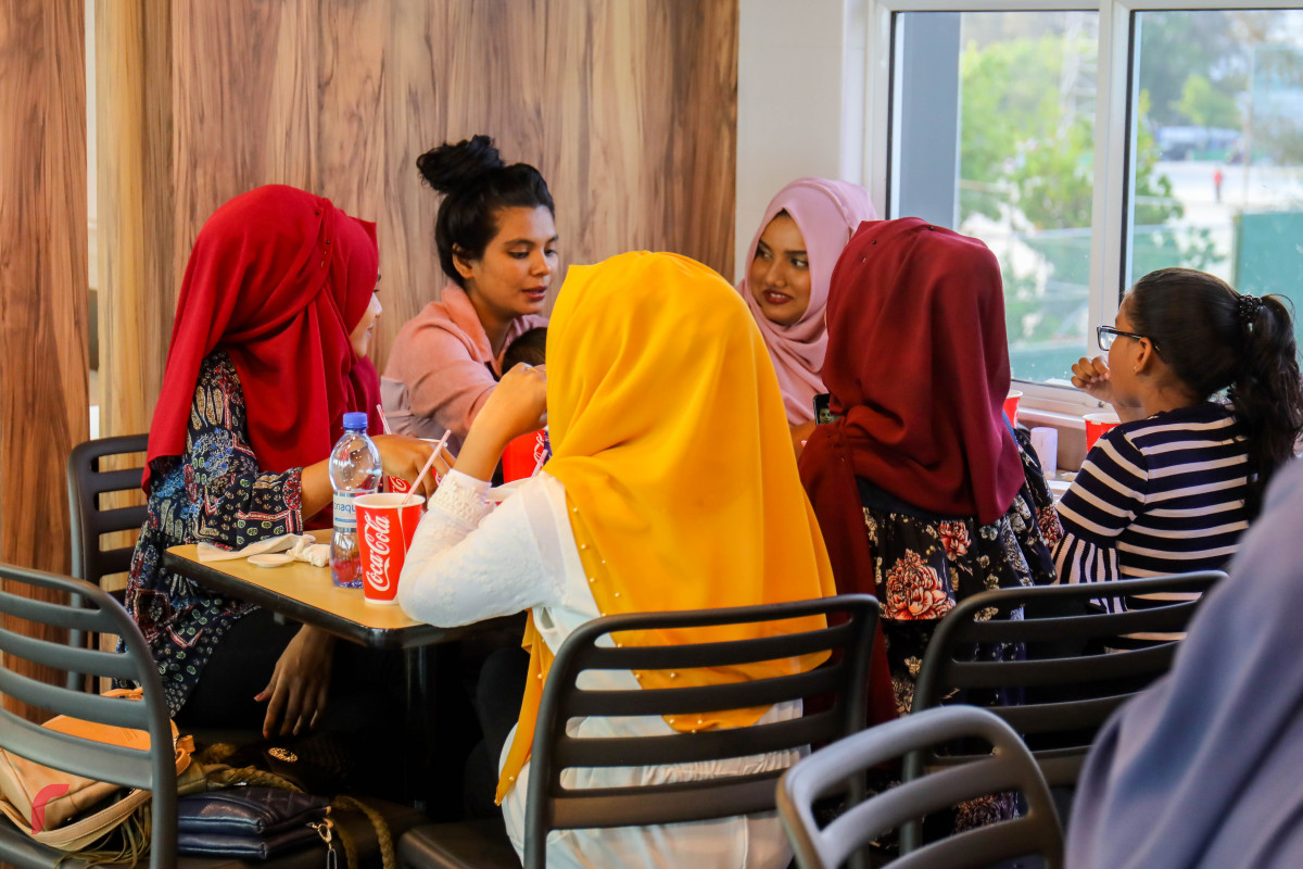 އޭޕްރިލް 6، 2018: މެލޭޝިއާގެ މަޝްހޫރު ފާސްޓްފުޑް ޗެއިން، މެރީ ބްރައުން ރާއްޖޭގައި ހިންގާތާ ހަތް އަހަރު ފުރުމާއި ގުޅިގެން ބޭއްވި އެޕްރިސިއޭޝަން ޑޭގެ ތެރެއިން، -- ފޮޓޯ: މުހައްމަދު ޝަރުހާން