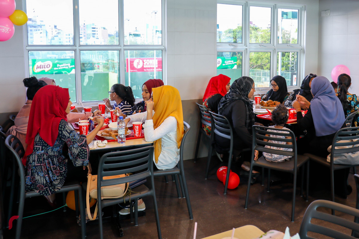 އޭޕްރިލް 6، 2018: މެލޭޝިއާގެ މަޝްހޫރު ފާސްޓްފުޑް ޗެއިން، މެރީ ބްރައުން ރާއްޖޭގައި ހިންގާތާ ހަތް އަހަރު ފުރުމާއި ގުޅިގެން ބޭއްވި އެޕްރިސިއޭޝަން ޑޭގެ ތެރެއިން، -- ފޮޓޯ: މުހައްމަދު ޝަރުހާން