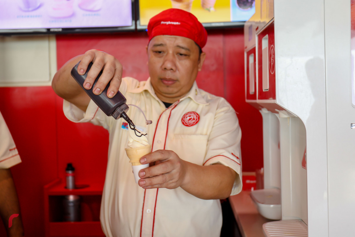 އޭޕްރިލް 6، 2018: މެލޭޝިއާގެ މަޝްހޫރު ފާސްޓްފުޑް ޗެއިން، މެރީ ބްރައުން ރާއްޖޭގައި ހިންގާތާ ހަތް އަހަރު ފުރުމާއި ގުޅިގެން ބޭއްވި އެޕްރިސިއޭޝަން ޑޭގެ ތެރެއިން، -- ފޮޓޯ: މުހައްމަދު ޝަރުހާން