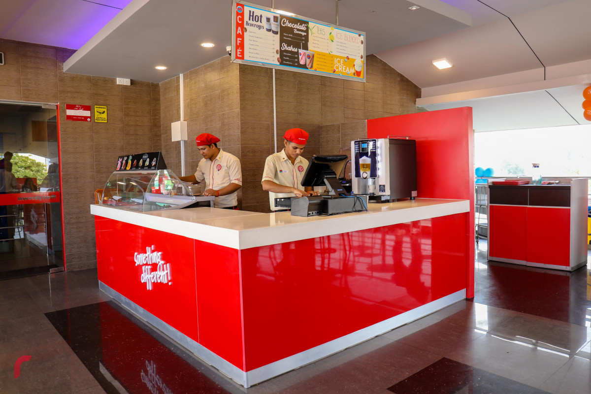 އޭޕްރިލް 6، 2018: މެލޭޝިއާގެ މަޝްހޫރު ފާސްޓްފުޑް ޗެއިން، މެރީ ބްރައުން ރާއްޖޭގައި ހިންގާތާ ހަތް އަހަރު ފުރުމާއި ގުޅިގެން ބޭއްވި އެޕްރިސިއޭޝަން ޑޭގެ ތެރެއިން، -- ފޮޓޯ: މުހައްމަދު ޝަރުހާން