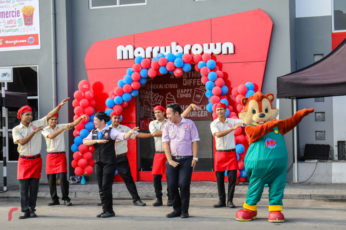 އޭޕްރިލް 6، 2018: މެލޭޝިއާގެ މަޝްހޫރު ފާސްޓްފުޑް ޗެއިން، މެރީ ބްރައުން ރާއްޖޭގައި ހިންގާތާ ހަތް އަހަރު ފުރުމާއި ގުޅިގެން ބޭއްވި އެޕްރިސިއޭޝަން ޑޭގެ ތެރެއިން، -- ފޮޓޯ: މުހައްމަދު ޝަރުހާން