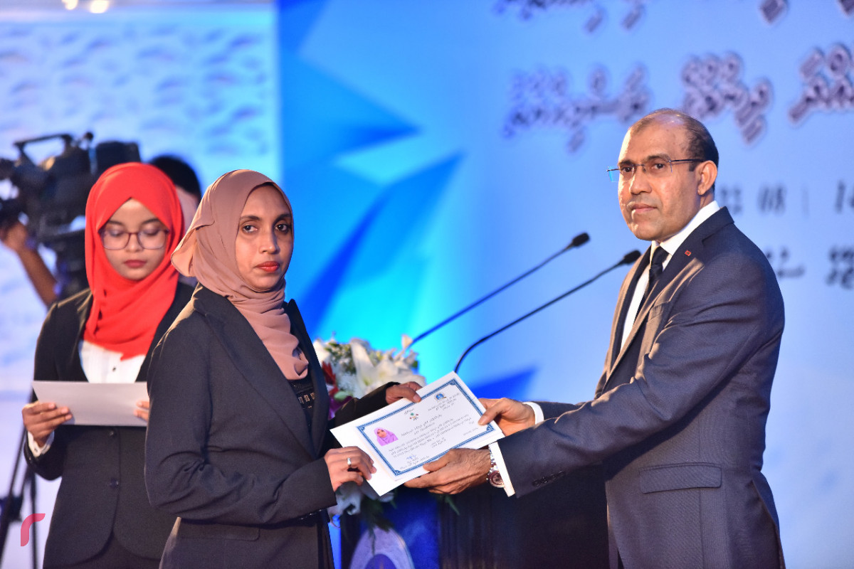 އޭޕްރީލް 8، 2018: ގާނޫނީ ވަކީލުން ހުވާކުރެއްވުމަށް ބޭއްވި ރަސްމިއްޔާތުގައި ވަކީލަކަށް، ވަކާލާތު ކުރުމުގެ ހުއްދަ ހަވާލުކޮށް ދެއްވަނީ-- ފޮޓޯ: މުހައްމަދު ޝަރުހާން / ރާއްޖެ އެމްވީ