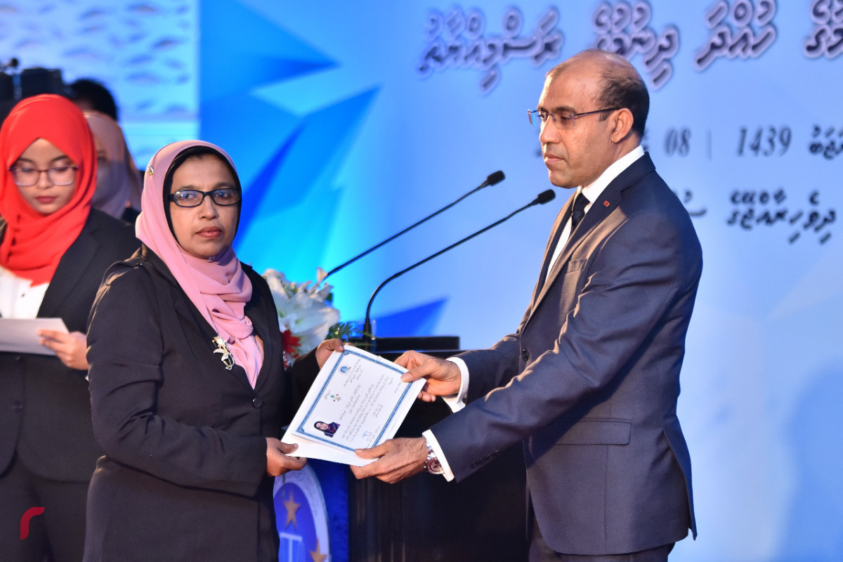 އޭޕްރީލް 8، 2018: ގާނޫނީ ވަކީލުން ހުވާކުރެއްވުމަށް ބޭއްވި ރަސްމިއްޔާތުގައި ވަކީލަކަށް، ވަކާލާތު ކުރުމުގެ ހުއްދަ ހަވާލުކޮށް ދެއްވަނީ-- ފޮޓޯ: މުހައްމަދު ޝަރުހާން / ރާއްޖެ އެމްވީ