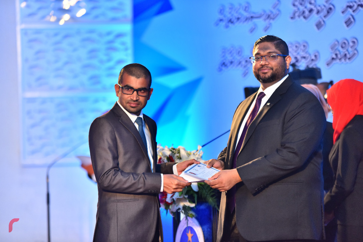 އޭޕްރީލް 8، 2018: ގާނޫނީ ވަކީލުން ހުވާކުރެއްވުމަށް ބޭއްވި ރަސްމިއްޔާތުގައި ވަކީލަކަށް، ވަކާލާތު ކުރުމުގެ ހުއްދަ ހަވާލުކޮށް ދެއްވަނީ-- ފޮޓޯ: މުހައްމަދު ޝަރުހާން / ރާއްޖެ އެމްވީ