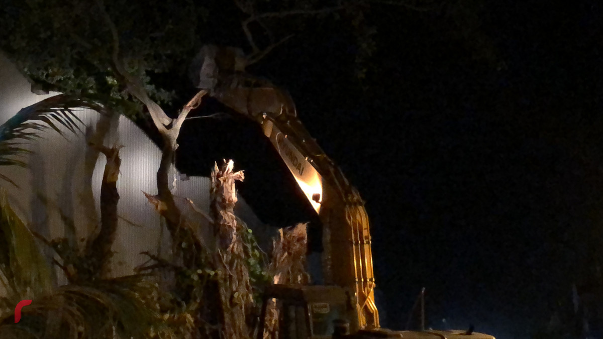 އޭޕްރިލް 10، 2018: ބްރިޖްގެ މަސައްކަތް ނިމެން ކައިރިވެފައިވާއިރު ބްރިޖްއަށް ދެވޭ މަގުތައް ތަރައްގީ ކުރުމުގެ ގޮތުން މޫންލައިޓް ހިނގުމުގައި ހުރި ބޮޑު ނިކަގަސް ކަނޑާލަނީ