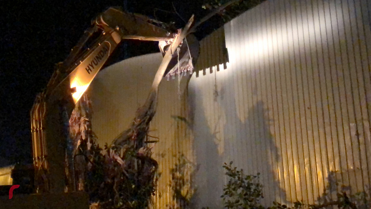 އޭޕްރިލް 10، 2018: ބްރިޖްގެ މަސައްކަތް ނިމެން ކައިރިވެފައިވާއިރު ބްރިޖްއަށް ދެވޭ މަގުތައް ފުޅާކޮށް ތަރައްގީކުރުމަށް މަގުތަކުގައި ހުރި ގަސްތައް ކަނޑަނީ