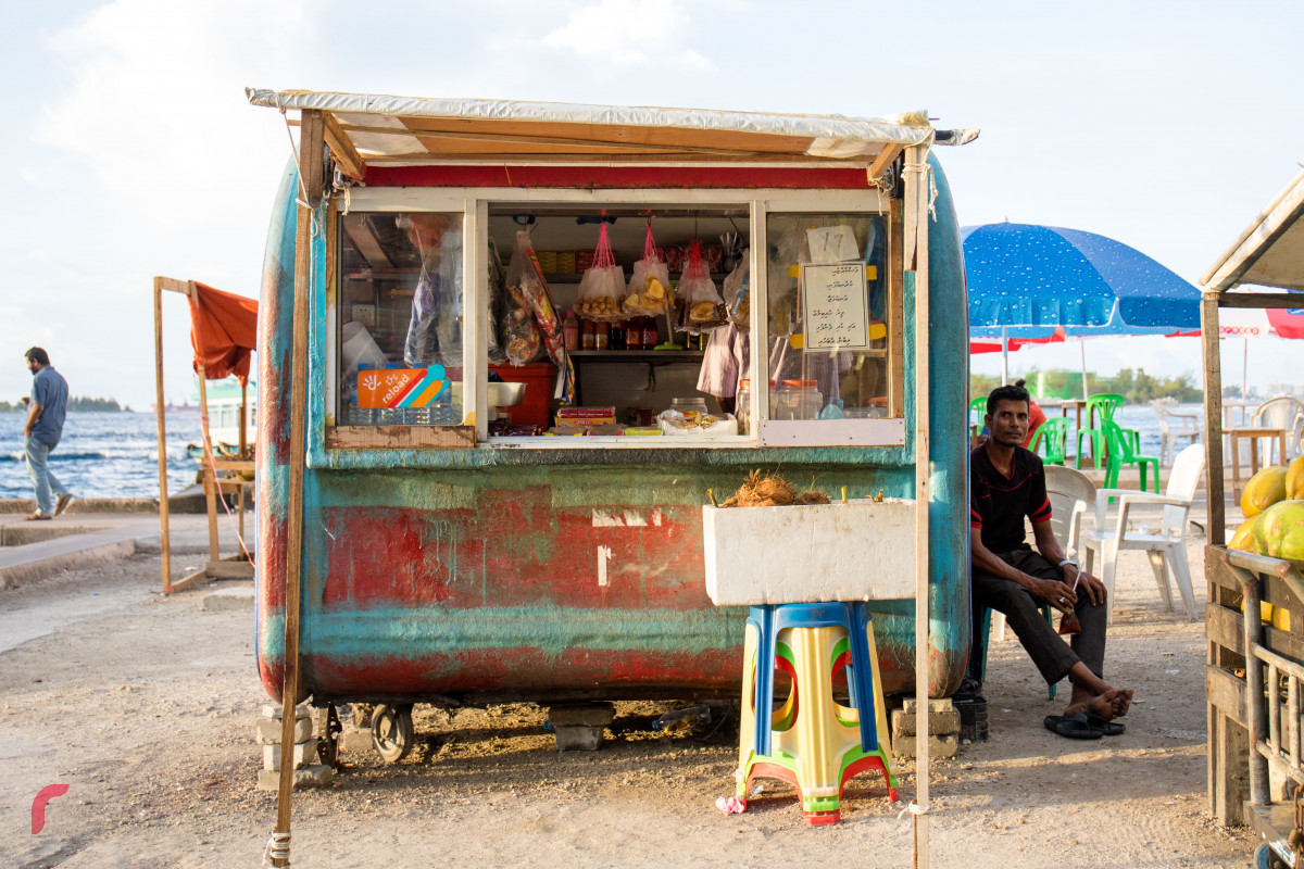 އޭޕްރިލް، 11، 2018: މާލޭގެ ބޮޑުތަކުރުފާނު މަގު ތަރައްގީކުރުމަށް ގާޑިޔާތައް މާލޭގެ އެކި އެކި ސަރަހައްދުތަކަށް ވަނީ ބަދަލުކޮށްފައި، މިކަމުގެ ސަބަބުން ގާޑިޔާތަކުގެ ވިޔަފާރި އިންތިހާއަށް ދަށްވެފައިވާކަމަށް ގާޑިޔާ ހިންގާ ފަރާތްތަކުން ބުނޭ-- ފޮޓޯ: މުހައްމަދު ޝަރުހާން