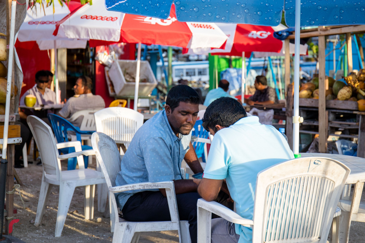 އޭޕްރިލް، 11، 2018: މާލޭގެ ބޮޑުތަކުރުފާނު މަގު ތަރައްގީކުރުމަށް ގާޑިޔާތައް މާލޭގެ އެކި އެކި ސަރަހައްދުތަކަށް ވަނީ ބަދަލުކޮށްފައި، މިކަމުގެ ސަބަބުން ގާޑިޔާތަކުގެ ވިޔަފާރި އިންތިހާއަށް ދަށްވެފައިވާކަމަށް ގާޑިޔާ ހިންގާ ފަރާތްތަކުން ބުނޭ-- ފޮޓޯ: މުހައްމަދު ޝަރުހާން