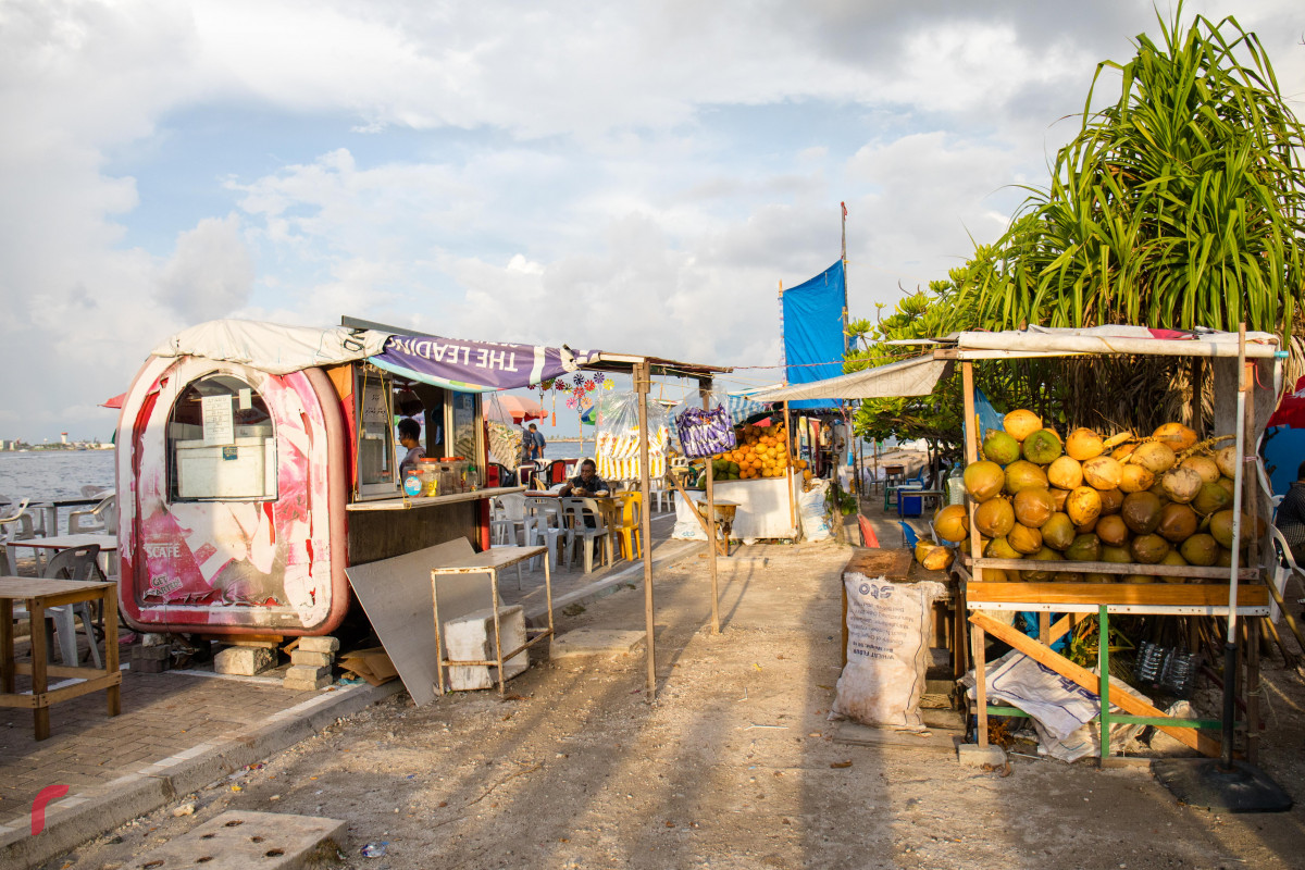 އޭޕްރިލް، 11، 2018: މާލޭގެ ބޮޑުތަކުރުފާނު މަގު ތަރައްގީކުރުމަށް ގާޑިޔާތައް މާލޭގެ އެކި އެކި ސަރަހައްދުތަކަށް ވަނީ ބަދަލުކޮށްފައި، މިކަމުގެ ސަބަބުން ގާޑިޔާތަކުގެ ވިޔަފާރި އިންތިހާއަށް ދަށްވެފައިވާކަމަށް ގާޑިޔާ ހިންގާ ފަރާތްތަކުން ބުނޭ-- ފޮޓޯ: މުހައްމަދު ޝަރުހާން